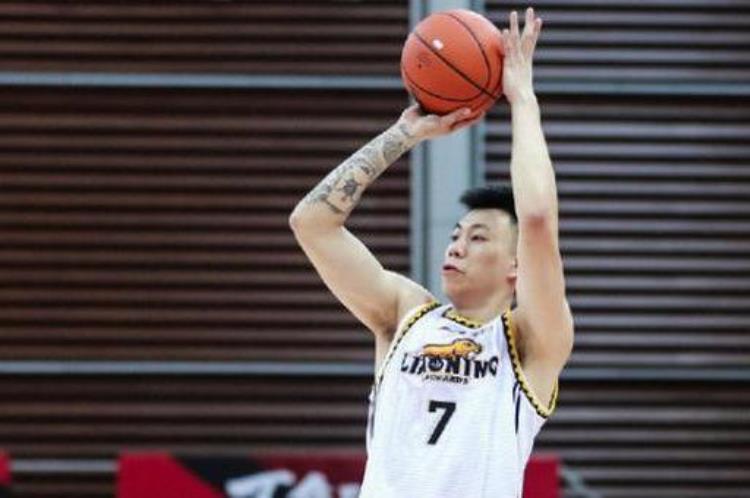 中国男篮历史十大球员身高「名宿之子首秀就炸了身高2米08他将成为中国男篮锋线答案」