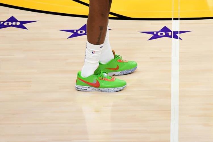 安踏轻狂二代涂鸦「NBA球员上脚阿丘瓦穿安踏轻狂3中国球鞋真的帅」