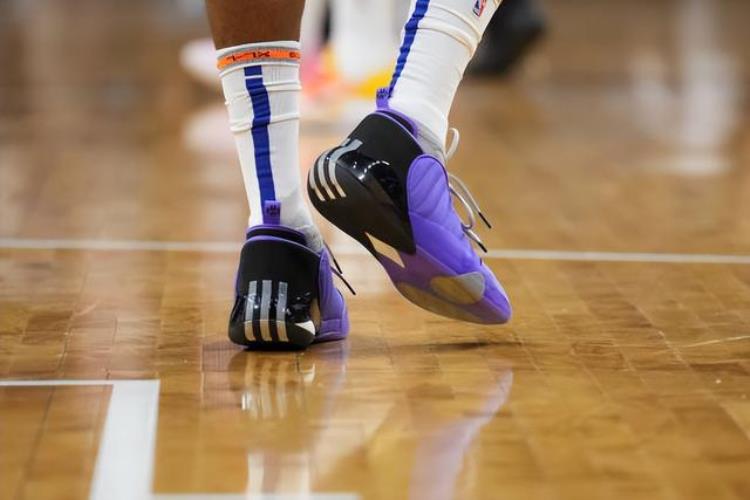 安踏轻狂二代涂鸦「NBA球员上脚阿丘瓦穿安踏轻狂3中国球鞋真的帅」