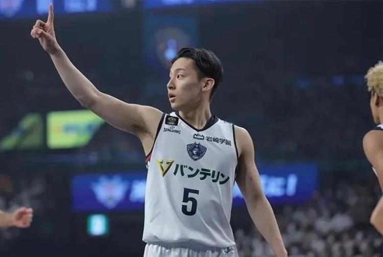 日本男篮十二人大名单「日本男篮集训名单出炉两大NBA球员领衔总25人平均身高1米95」