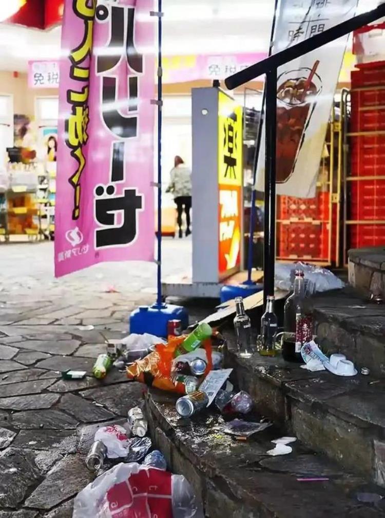 世界杯期间日本队输了,日本队把更衣室打扫干净「世界杯结束后日本队的更衣室一尘不染」