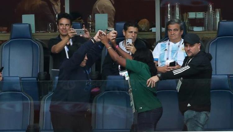 2018世界杯马拉多纳与尼日利亚女球迷看台共舞爱球王没有国界