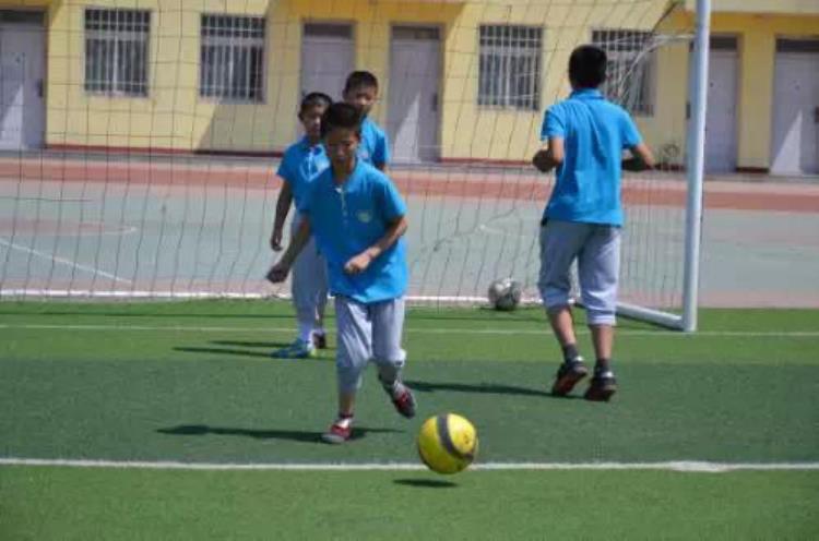 小学足球校本教材「足球从娃娃抓起大东流小学有了足球校本课程」