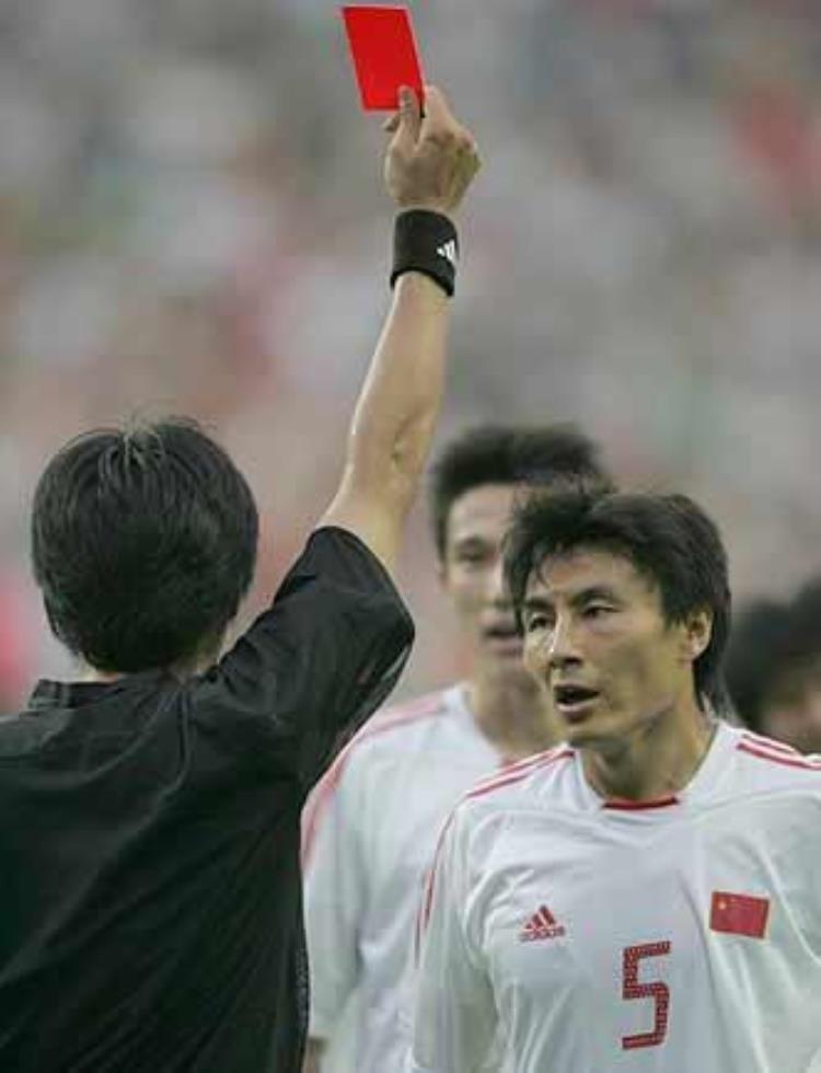足球红牌最多的球员「足球史上最冤枉的十大红牌卡卡两度中奖中国一人登顶」