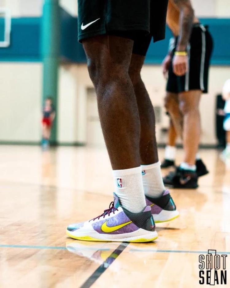 NBA球员上脚库里等人的训练战靴2双Kobe6将复刻​