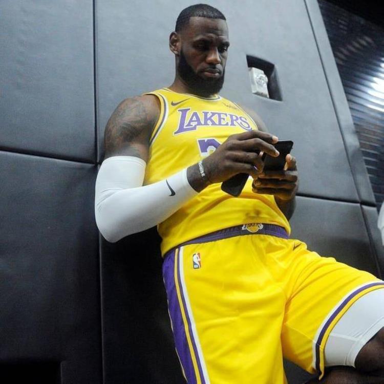 NBA球员如何玩手机小卡像玩遥控器博班像玩MP3只有KD最正常