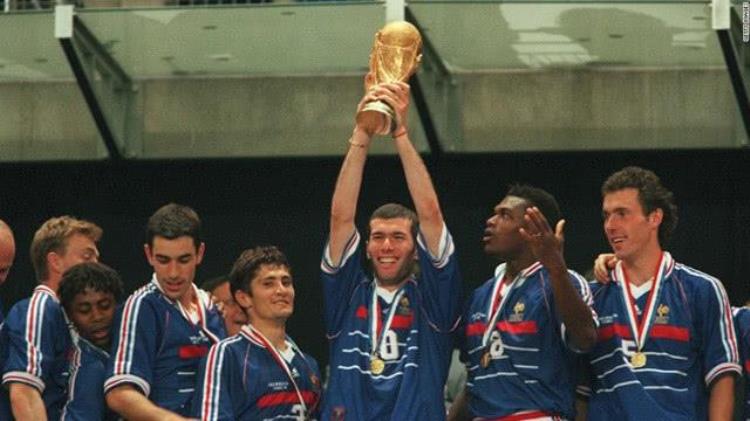 法国队1998世界杯夺冠「98年法国队首次获得世界杯冠军表示法国体育界的种族融合现象」