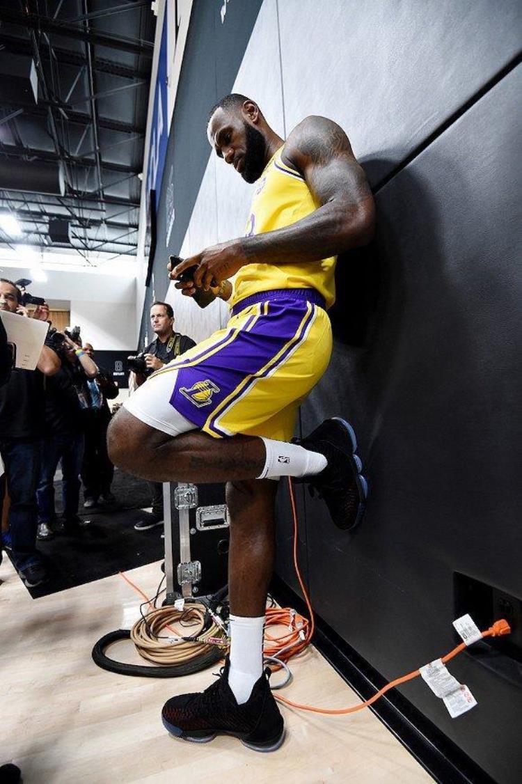 NBA球员如何玩手机小卡像玩遥控器博班像玩MP3只有KD最正常