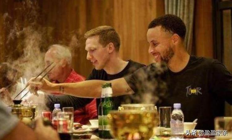 当nba的球员在外面吃饭时他们是由谁来买单的呢「当NBA的球员在外面吃饭时他们是由谁来买单的呢」