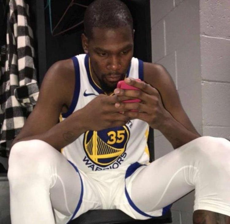 NBA球员如何玩手机小卡像玩遥控器博班像玩MP3只有KD最正常