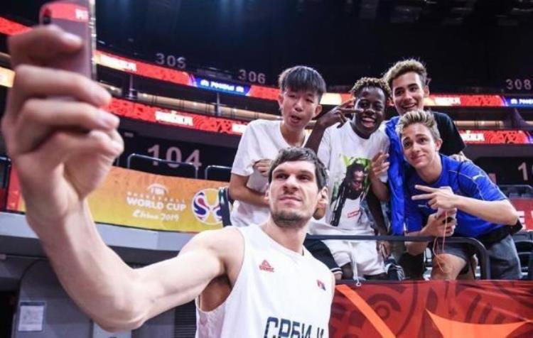 NBA球员如何玩手机小卡像玩遥控器博班像玩MP3只有KD最正常