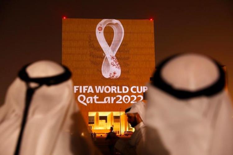 欧洲人烧柴取暖卡塔尔赛场露天开空调世界杯投的钱被谁赚走了