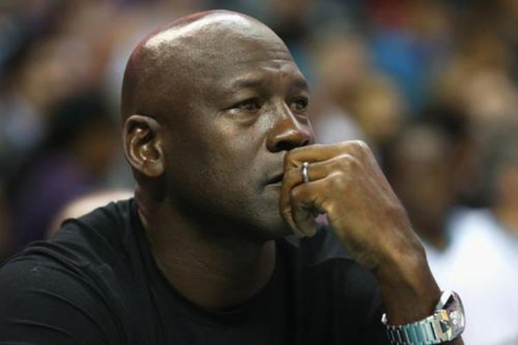 乔丹和詹姆斯队友一阵一防「噩耗老詹和乔丹愤怒不已众多NBA球星走上街头抗议乱成一团」