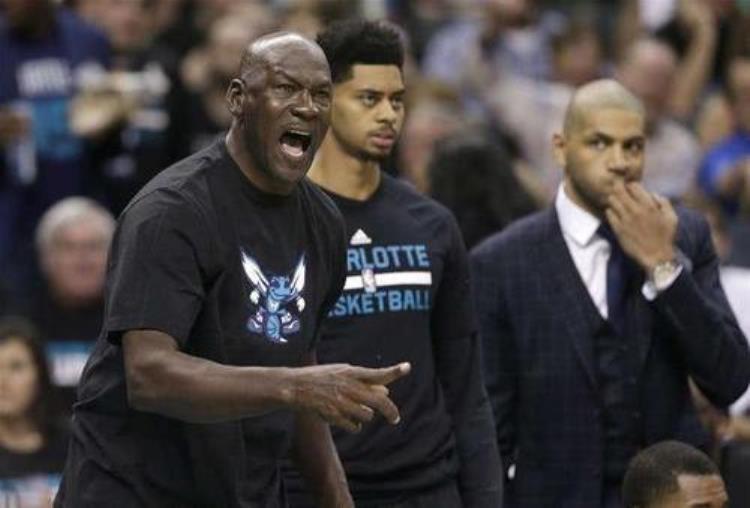 乔丹和詹姆斯队友一阵一防「噩耗老詹和乔丹愤怒不已众多NBA球星走上街头抗议乱成一团」