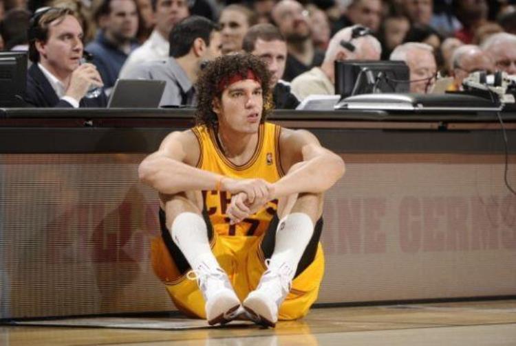 nba球星一双鞋穿多久「球星1双鞋穿多久詹皇乔丹1场换4双有人却打到破为止」