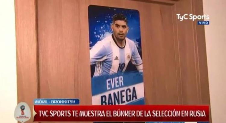 阿根廷那个球队是梅西的球队队徽「阿根廷队房间分配梅西阿坤成室友巴内加单人间」