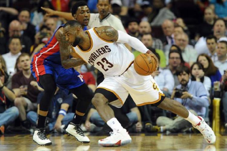 nba球星一双鞋穿多久「球星1双鞋穿多久詹皇乔丹1场换4双有人却打到破为止」
