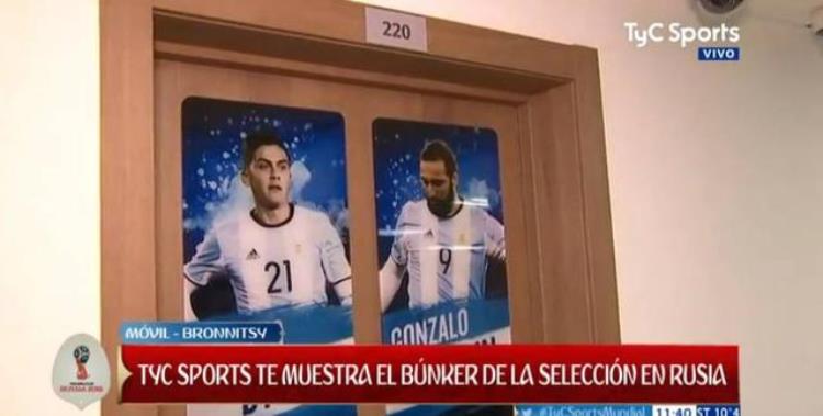 阿根廷那个球队是梅西的球队队徽「阿根廷队房间分配梅西阿坤成室友巴内加单人间」