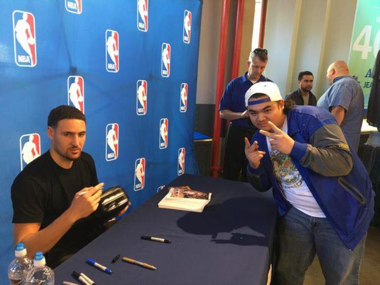 库里个人签名「NBA球星签名也搞笑库里用脸签名一人在中国的签名海报被扔掉」