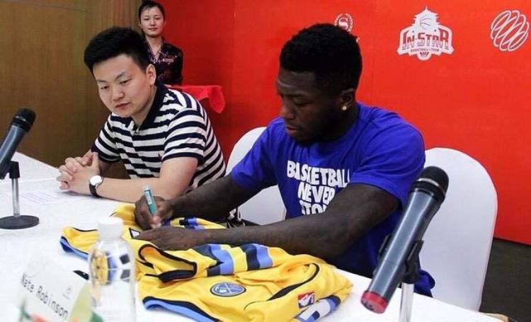 库里个人签名「NBA球星签名也搞笑库里用脸签名一人在中国的签名海报被扔掉」