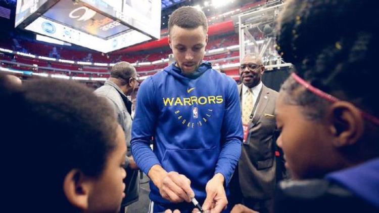 库里个人签名「NBA球星签名也搞笑库里用脸签名一人在中国的签名海报被扔掉」