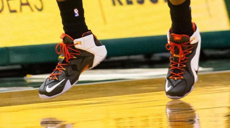 nba球星一双鞋穿多久「球星1双鞋穿多久詹皇乔丹1场换4双有人却打到破为止」