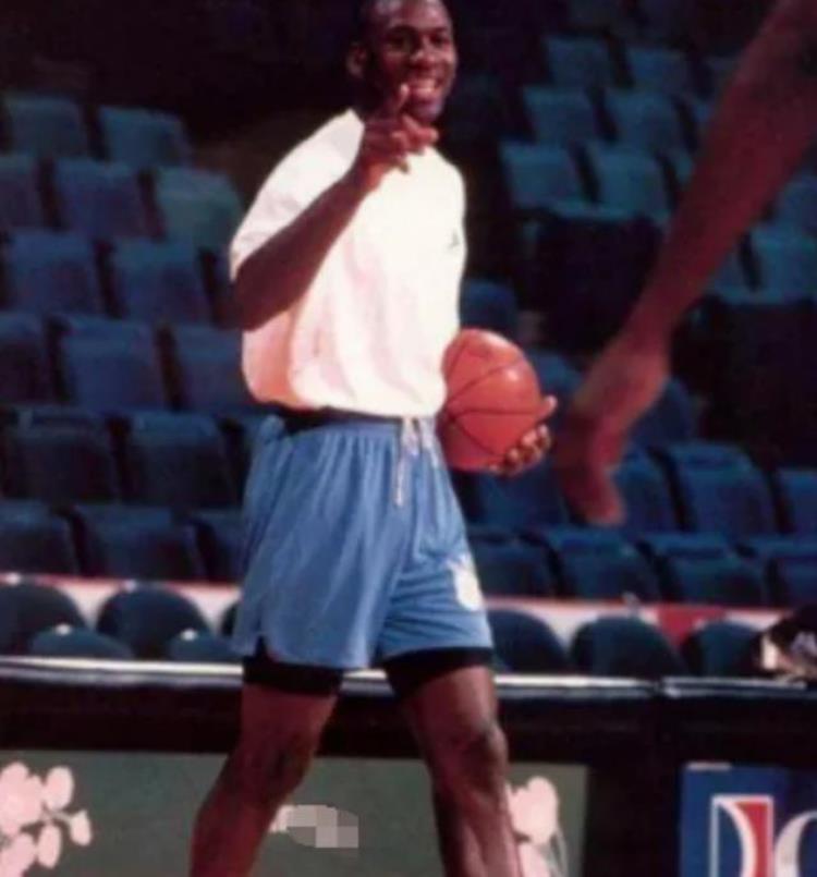 马龙黑袜子「NBA巨星也有怪癖马龙爱穿臭袜子乔丹令人意想不到」
