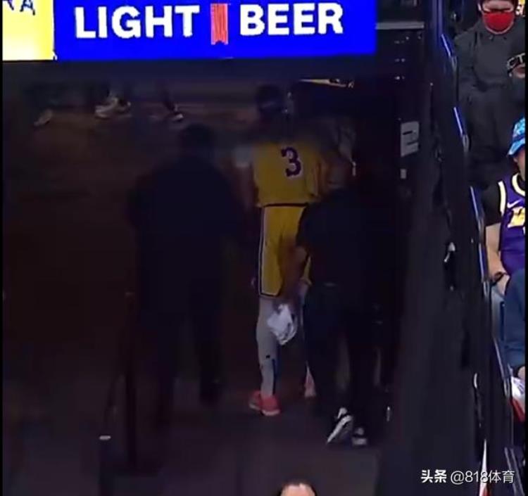揪心!浓眉被对手压到腿部左膝受伤退赛,球员通道意外摔倒一脸痛苦