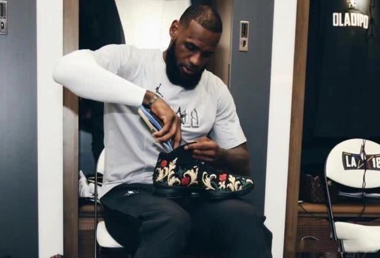 nba球员的鞋垫是不是比鞋子贵「NBA球员什么装备最贵鞋垫成本是球鞋十倍但还有价格更高的」