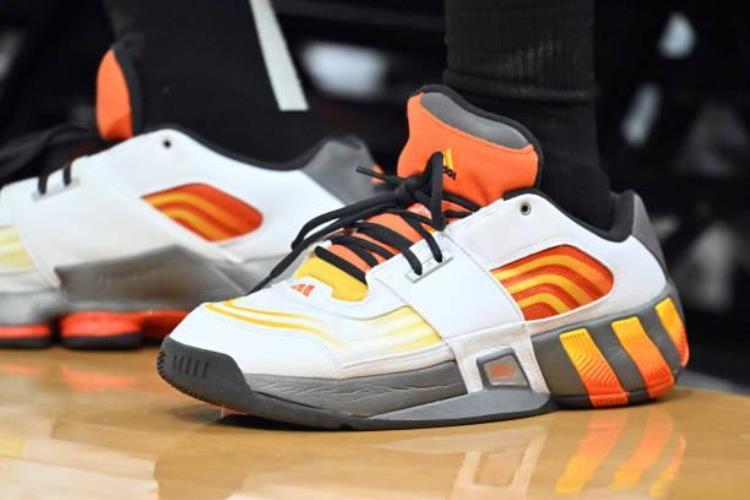 詹姆斯比赛穿的球鞋「NBA球员上脚詹姆斯穿蒂芙尼限量球鞋中国球鞋很帅气」