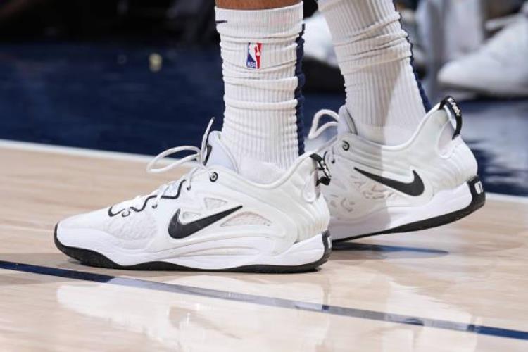 詹姆斯比赛穿的球鞋「NBA球员上脚詹姆斯穿蒂芙尼限量球鞋中国球鞋很帅气」