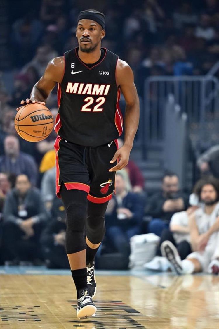 詹姆斯比赛穿的球鞋「NBA球员上脚詹姆斯穿蒂芙尼限量球鞋中国球鞋很帅气」