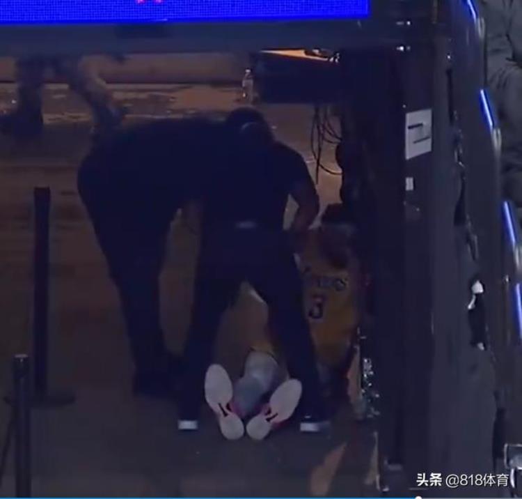 揪心!浓眉被对手压到腿部左膝受伤退赛,球员通道意外摔倒一脸痛苦