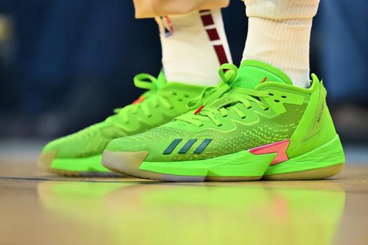 詹姆斯比赛穿的球鞋「NBA球员上脚詹姆斯穿蒂芙尼限量球鞋中国球鞋很帅气」