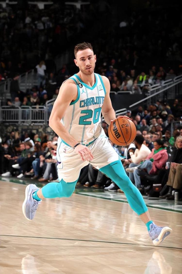 詹姆斯比赛穿的球鞋「NBA球员上脚詹姆斯穿蒂芙尼限量球鞋中国球鞋很帅气」