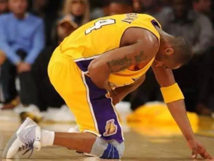 nba比赛中下跪「NBA历史上最出名的5次下跪,科比乔丹上榜最后一位让人泪目」