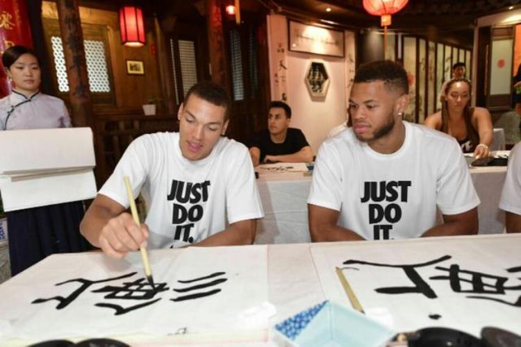 nba书法「NBA球星中国行写毛笔字看看他们都写得怎么样吧」