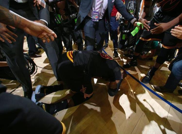 nba比赛中下跪「NBA历史上最出名的5次下跪,科比乔丹上榜最后一位让人泪目」