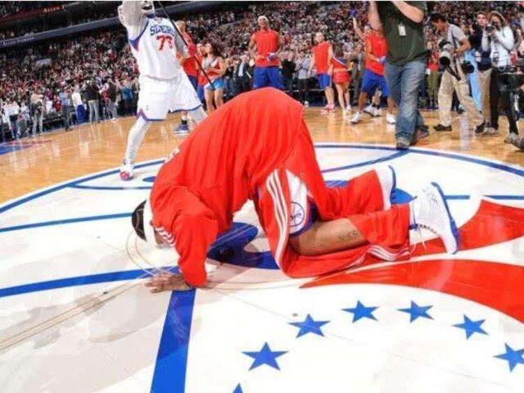 nba比赛中下跪「NBA历史上最出名的5次下跪,科比乔丹上榜最后一位让人泪目」