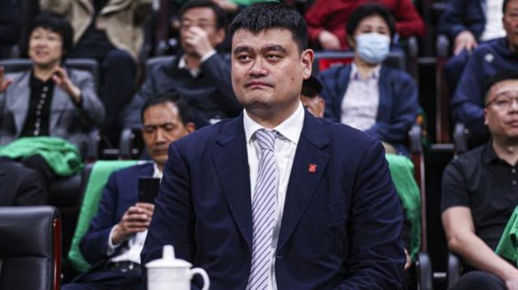 调侃姚明「幽默姚明碰面吴悠我心里也住着一个街球手但被西装束缚住了」