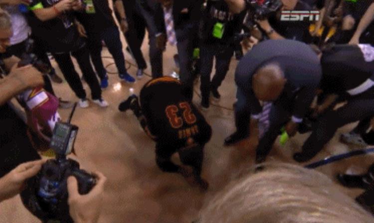 nba比赛中下跪「NBA历史上最出名的5次下跪,科比乔丹上榜最后一位让人泪目」