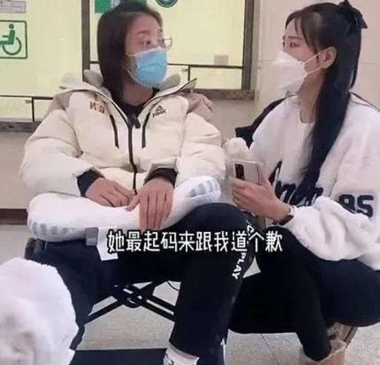 女篮 垫脚「女篮垫脚事件受伤的球员回应了她说的1句话让人泪目啊」