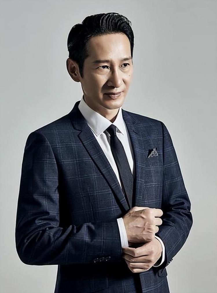 王劲松太帅了「这才是56岁王劲松老去的秘诀坚决不穿老年装妆发得体不油腻」