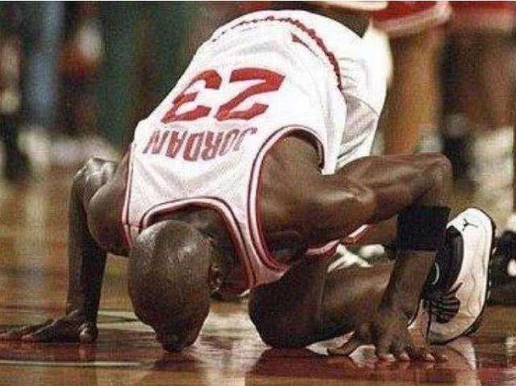 nba比赛中下跪「NBA历史上最出名的5次下跪,科比乔丹上榜最后一位让人泪目」