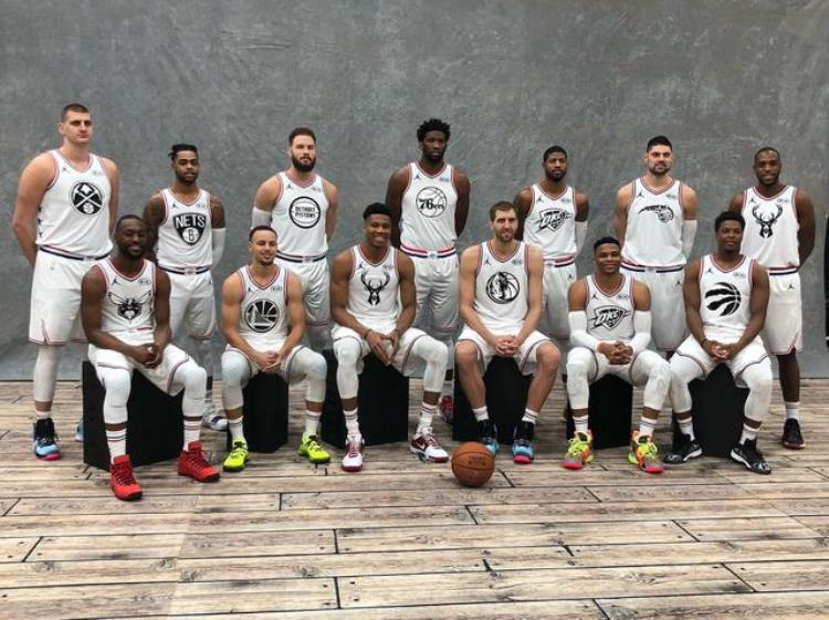 全明星合影nba「全明星大合照出炉詹韦霸占C位浓眉哥变护法司机地位有点高」