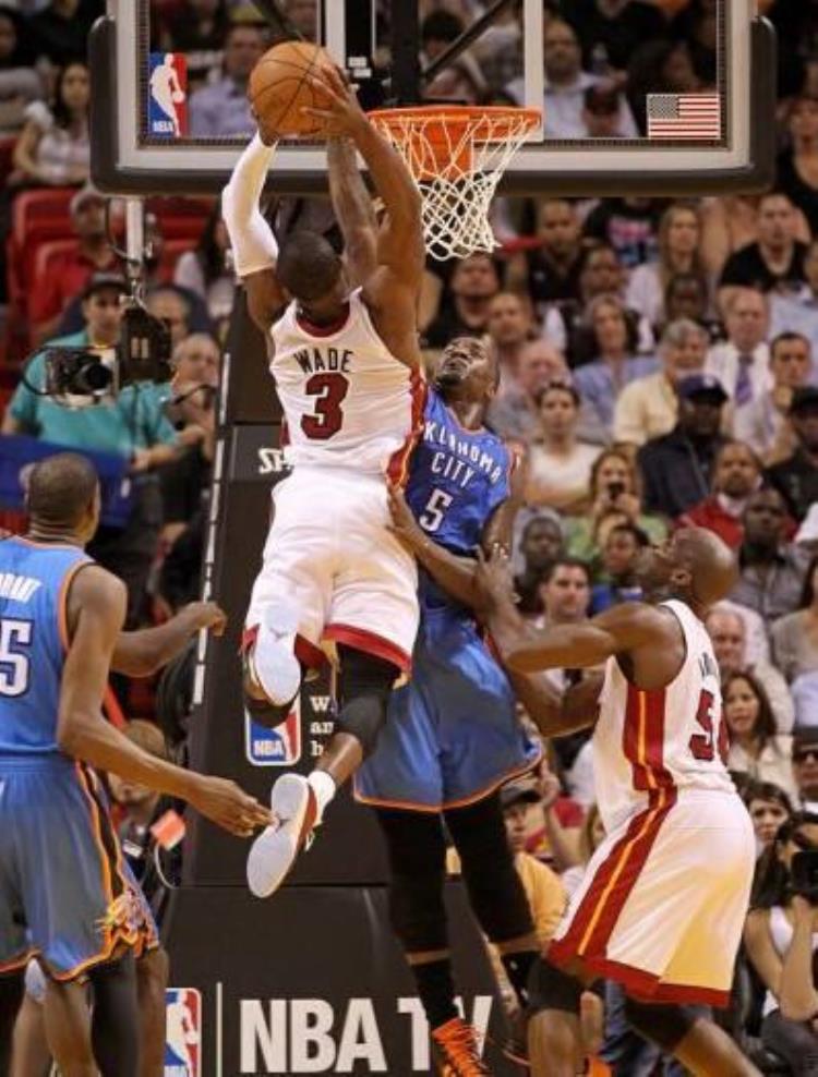 詹姆斯翻身跳投「NBA7大丝滑的转身过人詹姆斯用身体顶开转帕克陀螺式旋转」