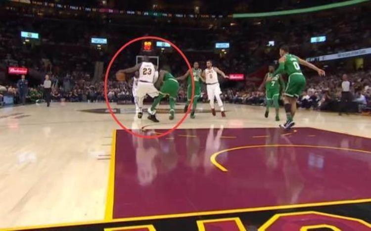 詹姆斯翻身跳投「NBA7大丝滑的转身过人詹姆斯用身体顶开转帕克陀螺式旋转」
