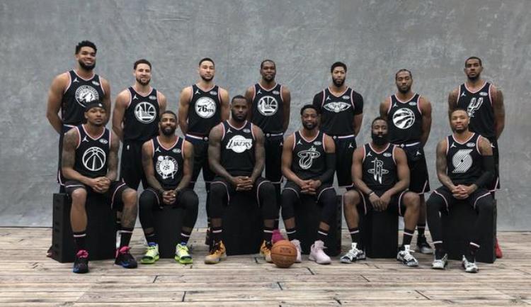 全明星合影nba「全明星大合照出炉詹韦霸占C位浓眉哥变护法司机地位有点高」