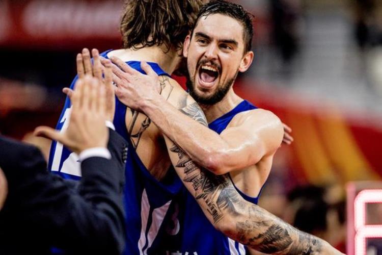 在NBA只是替补却带领黑马干翻2大豪强拿到MVP他太狠了啊