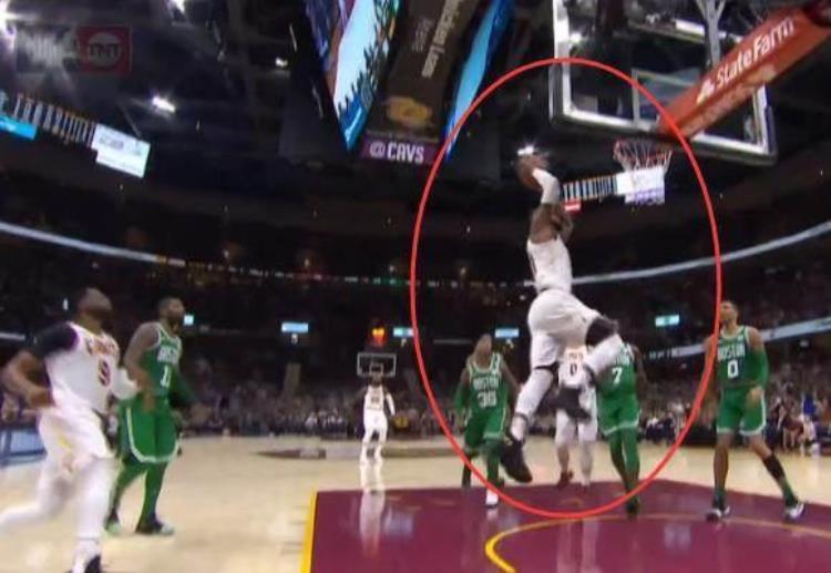 詹姆斯翻身跳投「NBA7大丝滑的转身过人詹姆斯用身体顶开转帕克陀螺式旋转」